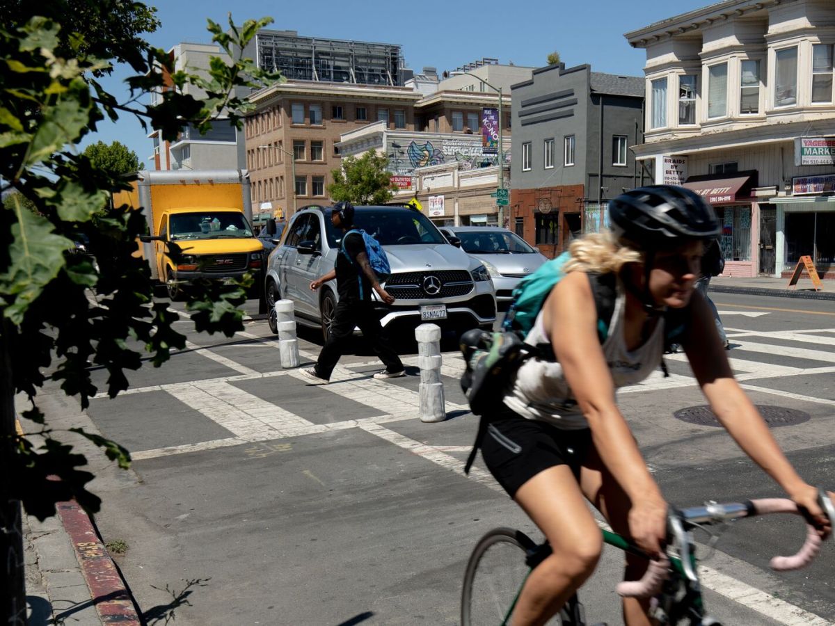 Oakland will keep its protected bicycle lanes on Telegraph Avenue