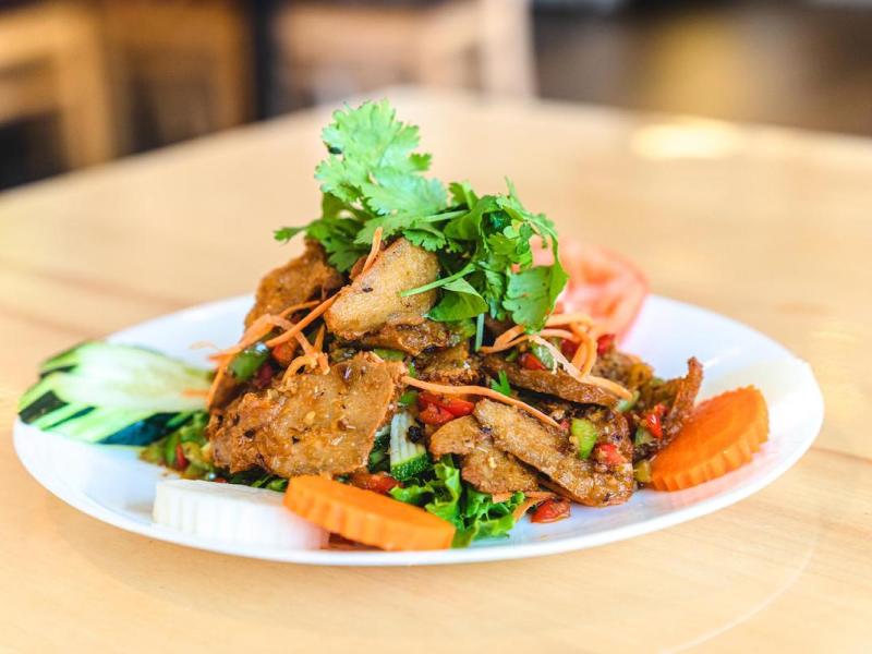 A meat-eater hits the Vegan Trail in Oakland and finds a goldmine of delicious dishes￼