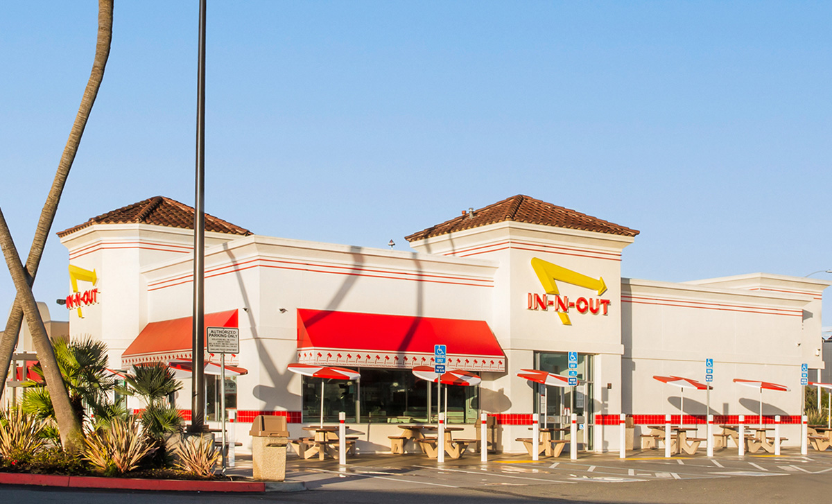 An exterior shot of the In-N-Out fast food restaurant in Oakland.