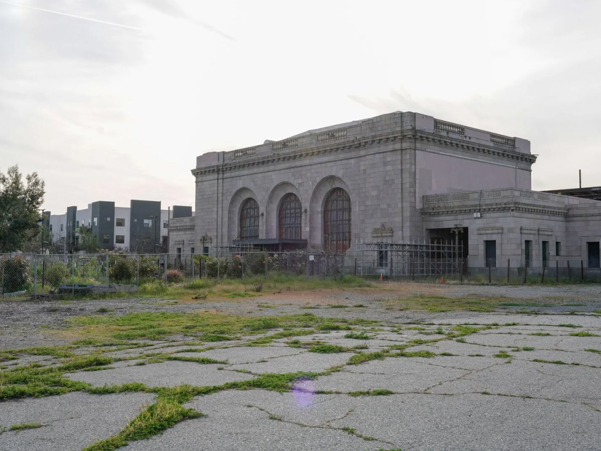 Preservationists renew campaign to restore West Oakland’s abandoned 16th Street station